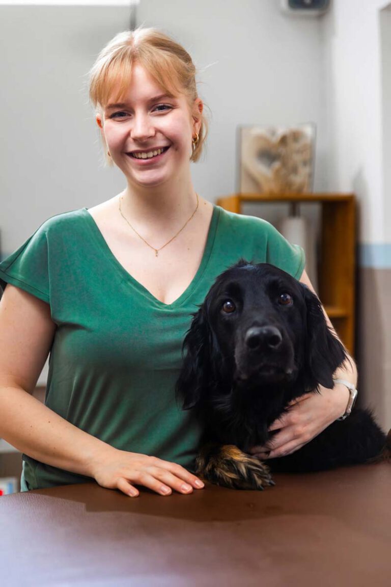 Tierphysiotherapeutin Luca Sophie Wolf im Vierbeiner Reha-Zentrum